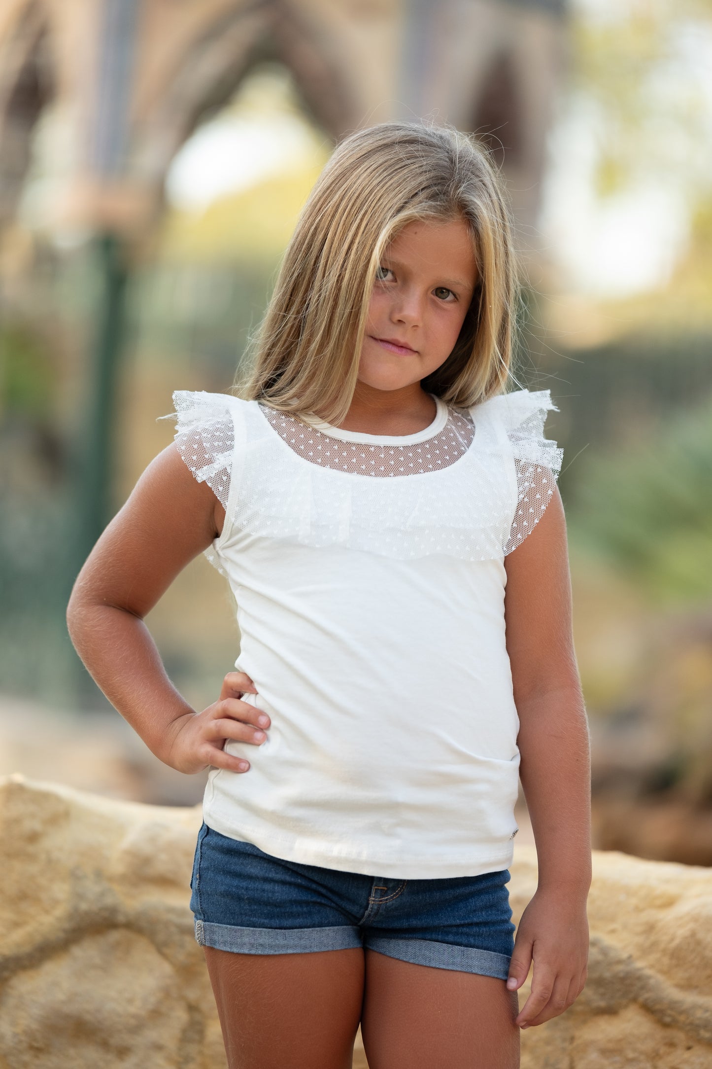 Camiseta con cuello de tul para niñas